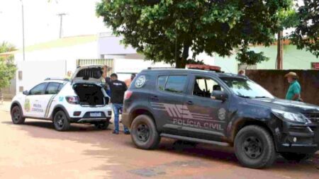 Homem é encontrado morto com facada no pescoço e colega de quitinete é principal suspeito