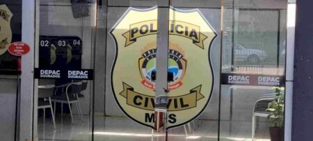 Homem discute com sogra e depois quebra copo de cerveja na cabeça da mulher