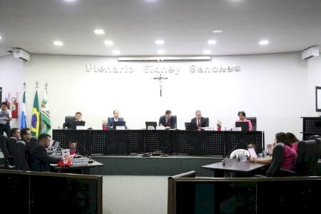 Nova Andradina – Sob aplausos de servidores, vereadores aprovam requerimento que rechaça “pacote da maldade’