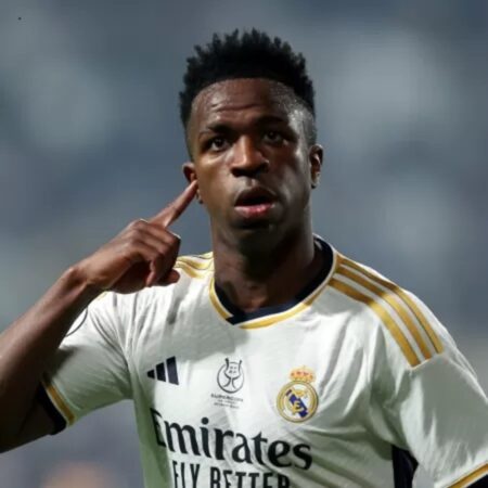Vini Jr faz 3 gols, causa uma expulsão e destrói o Barça em título do Real