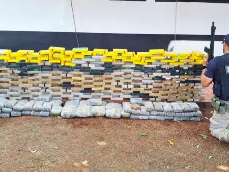 Dupla é presa com 238 quilos de cocaína em estrada vicinal