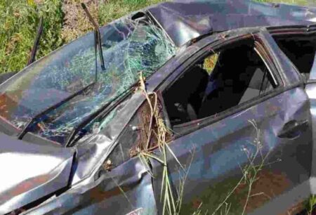 Motorista capota carro ao desviar de anta e passageiro fica preso às ferragens na MS-040