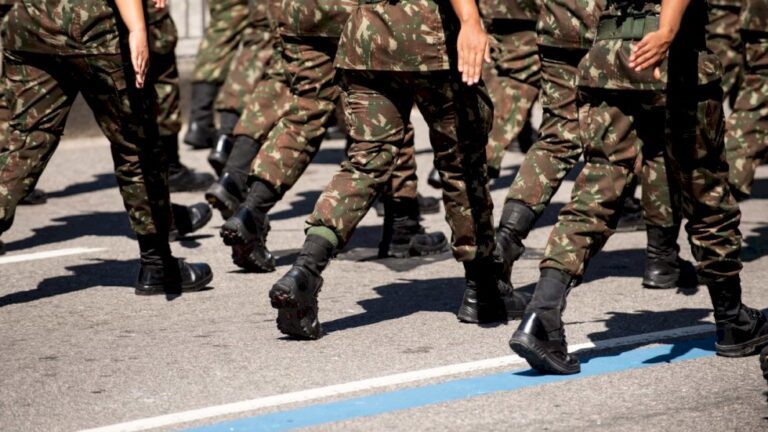 Exército alega fisiologia e defende veto a mulheres em função de combate