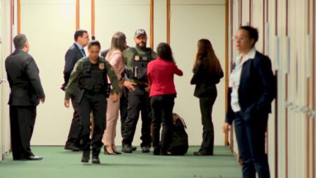 Parlamentares se mobilizam por PEC que dificulta buscas da PF no Congresso