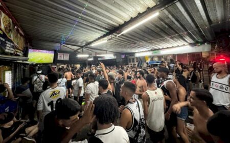 Torcedores apoiam o Vasco dentro e fora de São Januário e são recompensados com duas vitórias em uma única noite