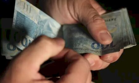 Adolescente é autuado pela PF ao receber R$ 1,2 mil em notas falsas