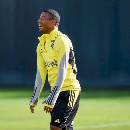 De La Cruz apresenta principais qualidades aos torcedores na estreia pelo Flamengo