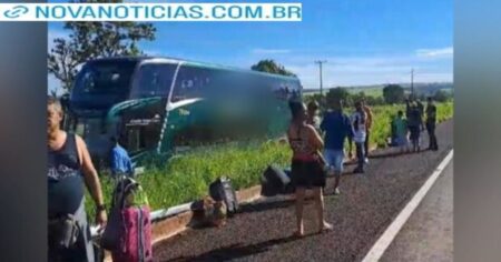 Ônibus que seguia para Campo Grande sai da pista e vai parar em vegetação na BR-060