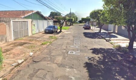 Bêbado caça confusão com marido de guarda, ameaça menina e quase atropela criança