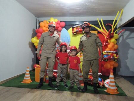 IVINHEMA: Bombeiros realizam surpresa em aniversário de crianças