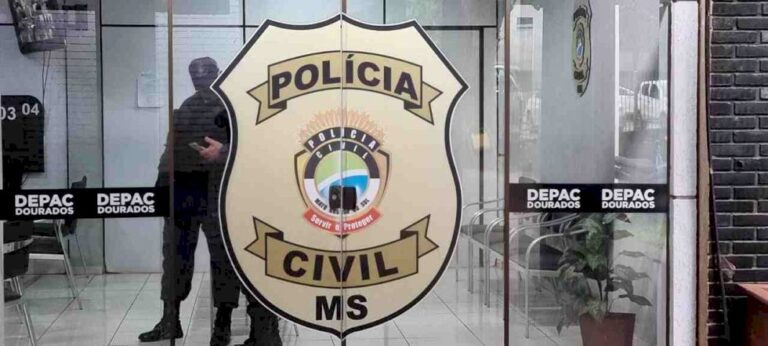 Vizinho é denunciado por subir em muro para espiar mulher tomando banho