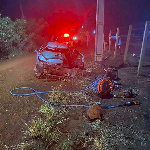 Carro bate em poste e duas mulheres ficam presas às ferragens