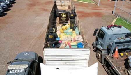Com helicóptero, DOF apreende carreta com 8 toneladas de maconha