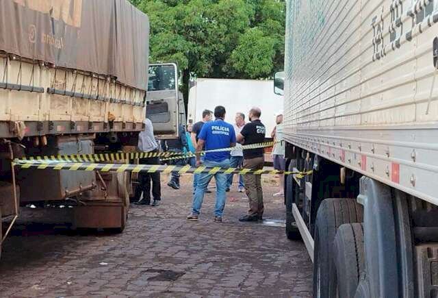Motorista é encontrado morto com ferimento profundo na cabeça dentro de carreta