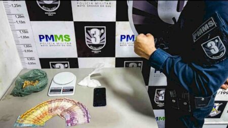 Dupla é presa após ser flagrada vendendo drogas na frente de escola