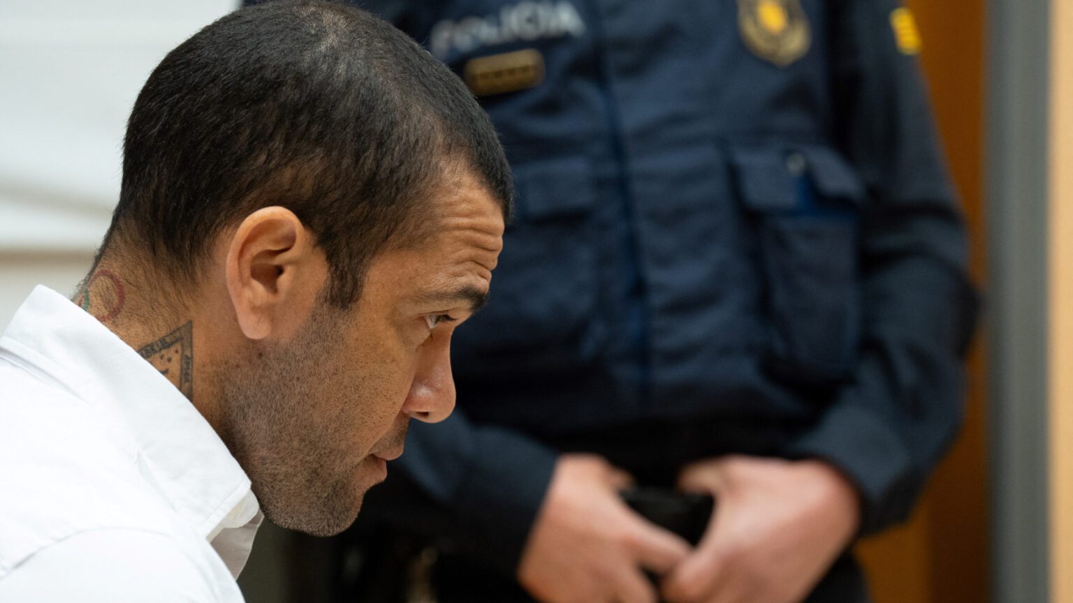 As primeiras imagens de Daniel Alves no tribunal, um ano após a detenção