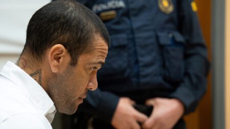 As primeiras imagens de Daniel Alves no tribunal, um ano após a detenção