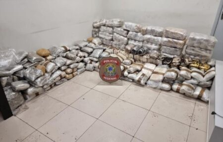 PF encontra mais de 160 kg cocaína e carga de maconha em caminhão abandonado