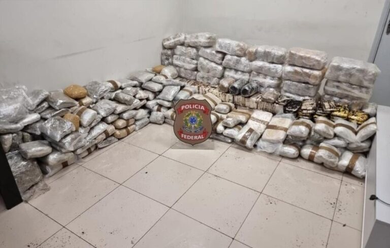 PF encontra mais de 160 kg cocaína e carga de maconha em caminhão abandonado
