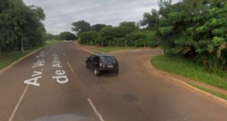 Em fuga de abordagem policial, motociclista morre ao bater em cerca de arame