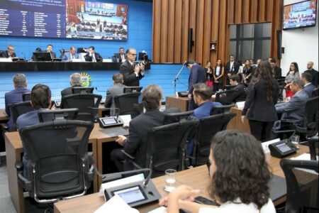 Deputados votam a redação final da proposta que garante irmãos na mesma escola