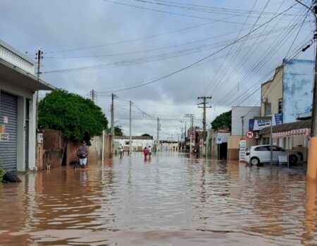 Em estado de calamidade após alagamentos, Cáceres tem alerta para chuvas intensas