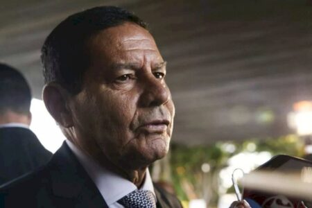 Mourão conclama Forças Armadas a reagir ao STF; Psol pede prisão do senador