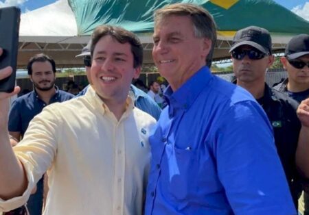Bolsonaro anuncia deputado João Henrique como possível candidato do PL na Capital
