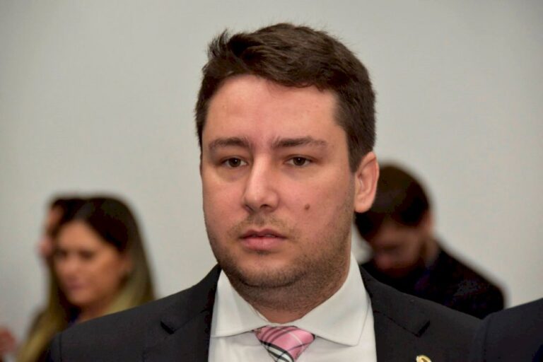 Com risco de perder vaga para o PP, deputado prevê indefinição no PL até a convenção