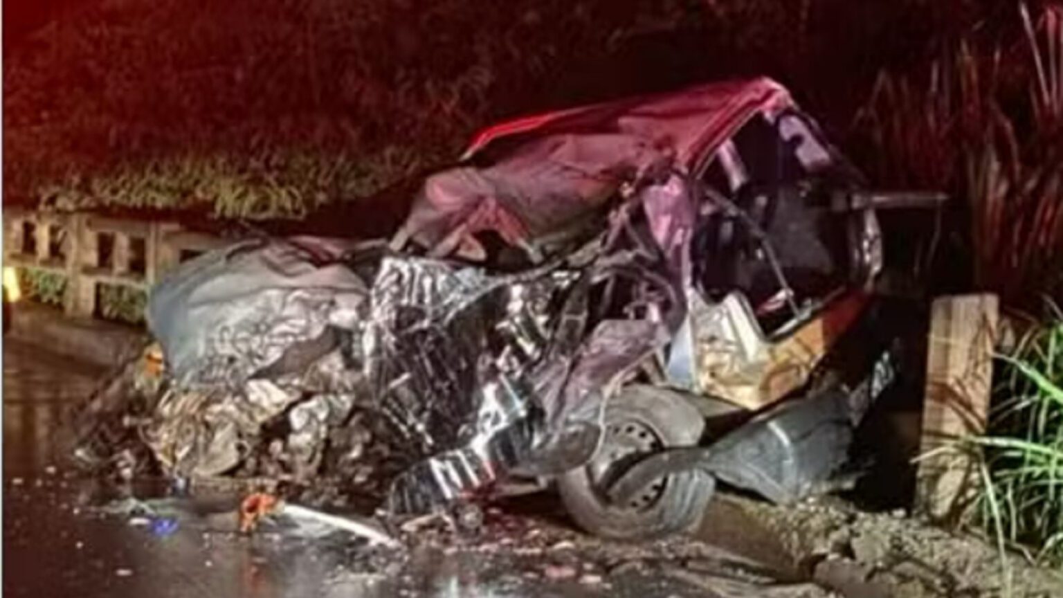 Jogador de futebol morre e namorada fica ferida após carro ser destruído