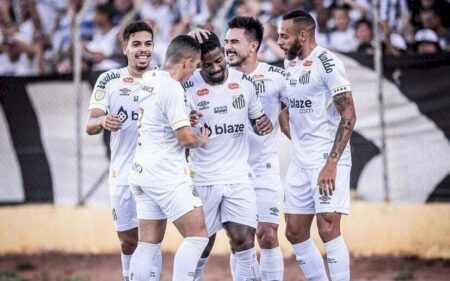Com um a mais, Santos sofre gol nos acréscimos e empata com o Mirassol pelo Paulistão