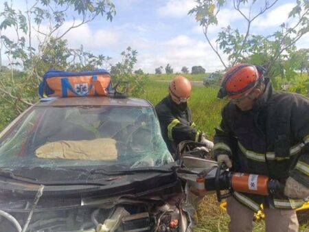 Carro bate em caminhão e quatro passageiros ficam presos às ferragens