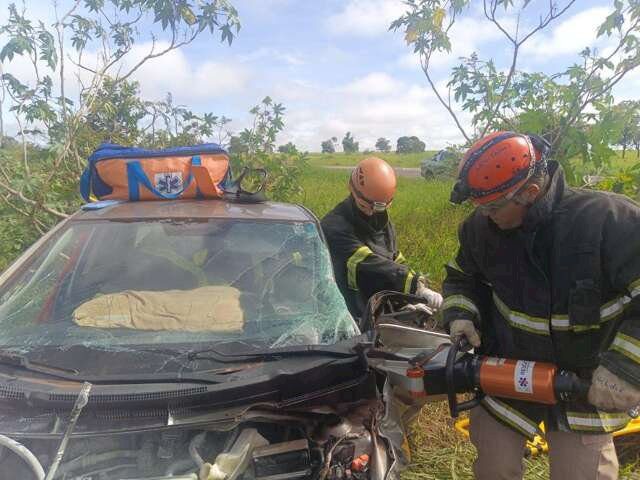 Carro bate em caminhão e quatro passageiros ficam presos às ferragens