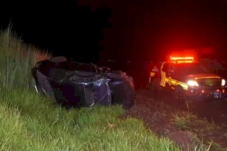 Carro capota várias vezes por 130 metros, passageiro é arremessado e morre