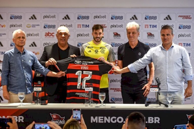Dirigentes do Flamengo comentar sobre chegada de Léo Ortiz e criticam calendário brasileiro: ‘Sem solução’