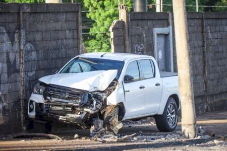 Motorista perde controle de Hilux e quebra muro da subestação de energia