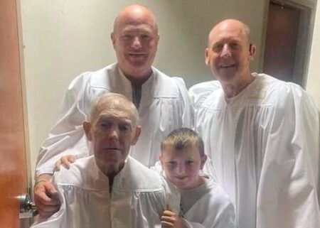 Avô, filho e neto são batizados juntos, gerando emoção