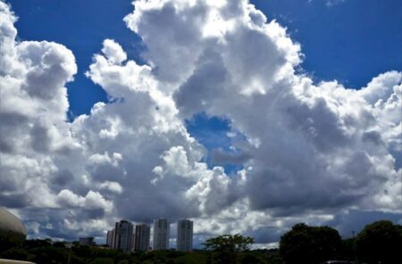 Sol, nebulosidade e possibilidade de chuva para esta segunda-feira