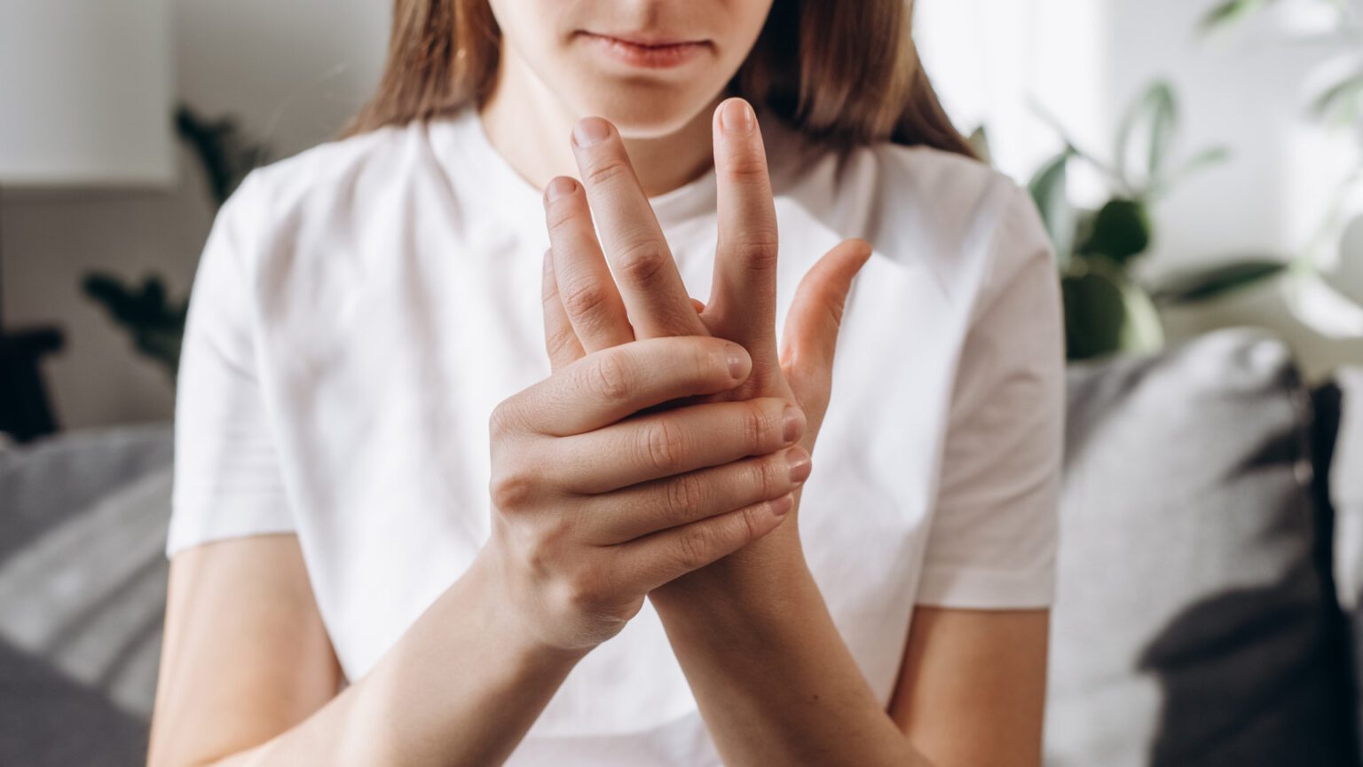 Em quais situações a dormência nas mãos ou braços é motivo de alerta?