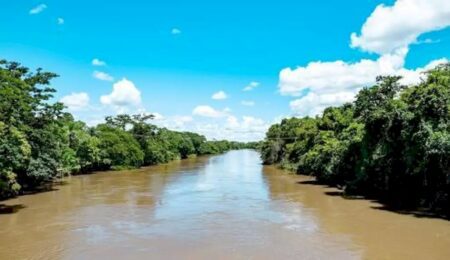 Homem é encontrado decapitado e de pés amarrados às margens de rio