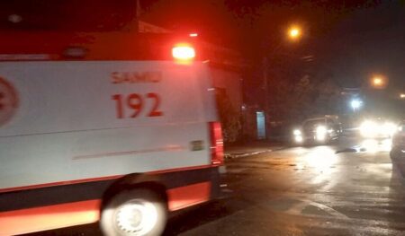 Homem é espancado por três e ferido a tiros em bar depois de perguntar por mulher