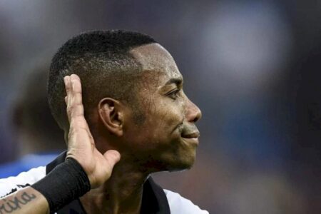 Robinho diz a agentes penitenciários que comerá ovo de Páscoa em casa