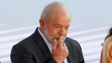 Boom do Bolsa Família ajudou a economia, mas não a aprovação de Lula