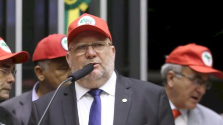 Filho de líder do MST ganha cargo em gabinete de deputado do PT