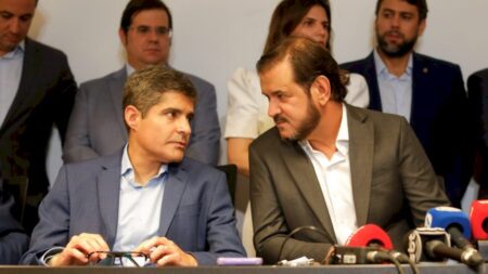 Por eleições, caciques do União Brasil se unem e Bivar fica isolado