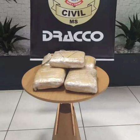 Casal é preso transportando droga em carro durante operação da Polícia Civil