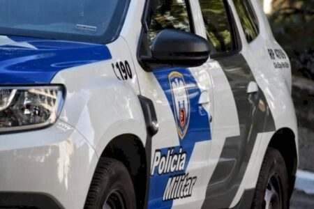 Em fuga, homem entra em velório e abraça caixão para despistar PMs