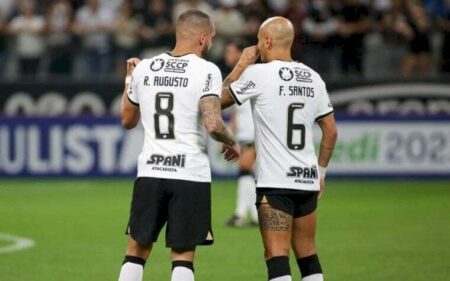 Fábio Santos revela ter aconselhado Gil e Renato Augusto a deixarem o Corinthians; entenda
