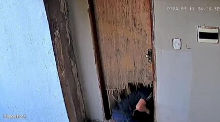 Ladrão arromba porta de igreja e sai correndo ao ouvir alarme
