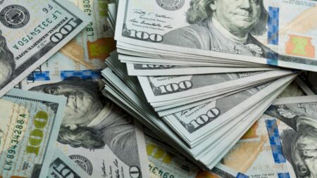 Dólar avança a R$ 4,9811, com fluxo comprador após frustração com Petrobras